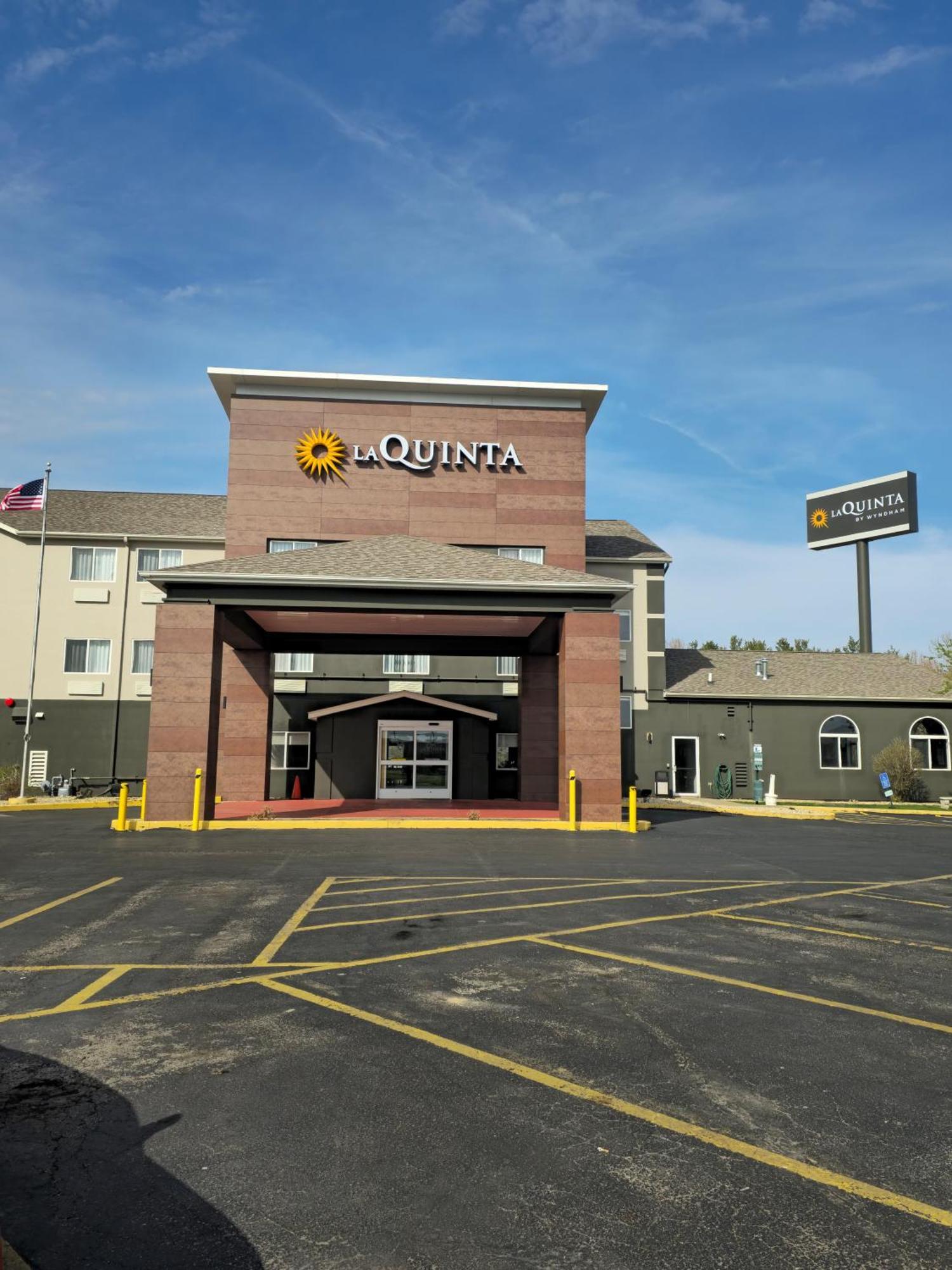 La Quinta Inn & Suites By Wyndham Peru Starved Rock St Park Exterior photo